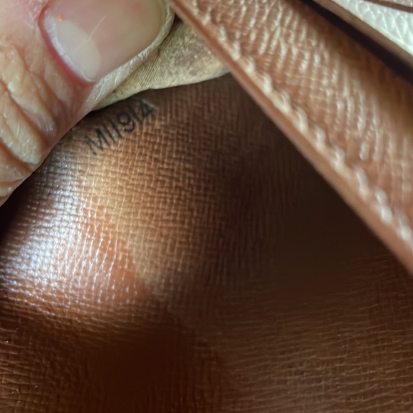 🚨SOLD🚨Louis Vuitton monogram Classic Sarah bifold wallet. Serial# M11914 - Picture 5 of 5